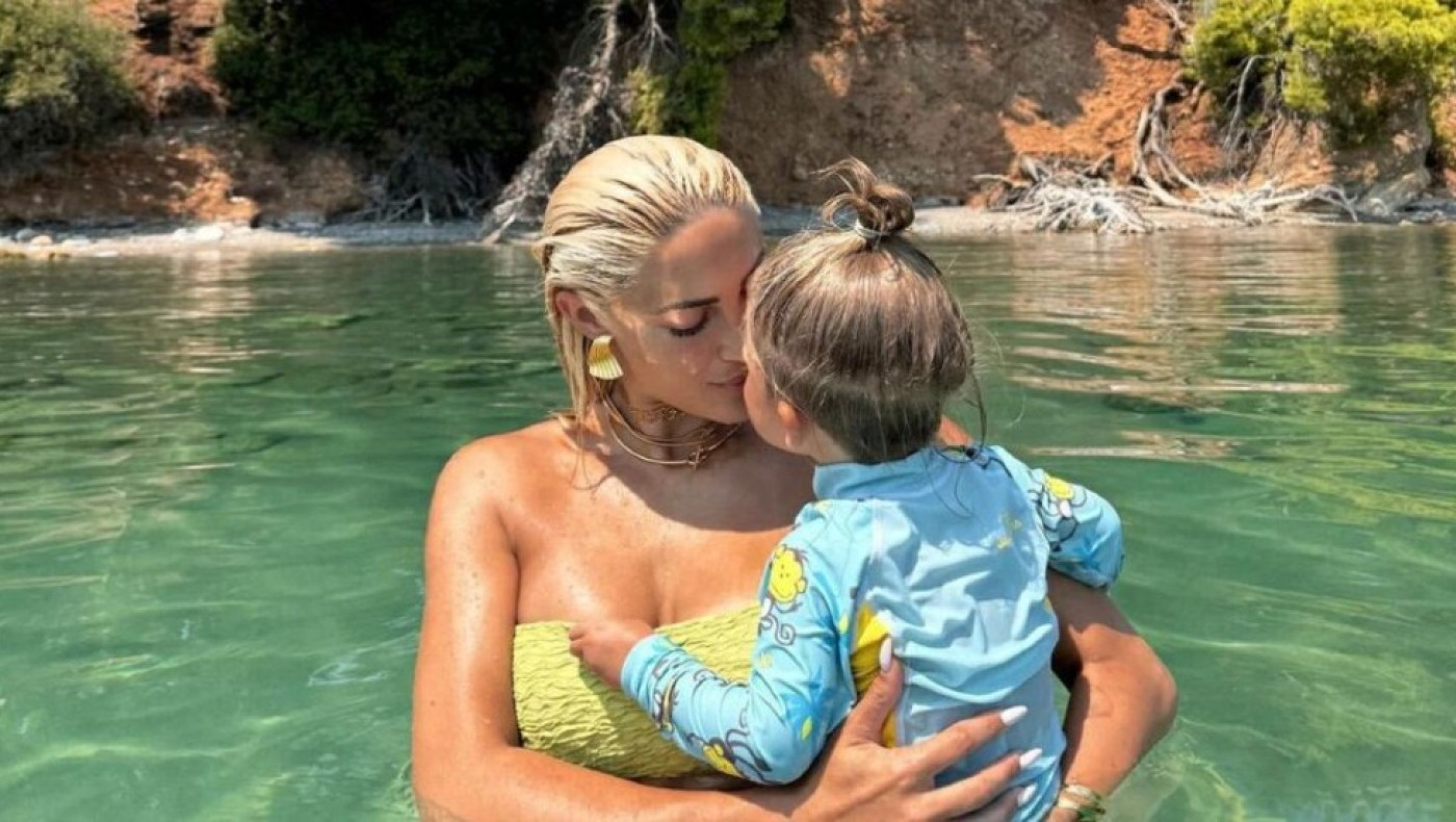 Ιωάννα Τούνη: Χαμός στα social media για τα φιλιά στο στόμα με τον γιο της