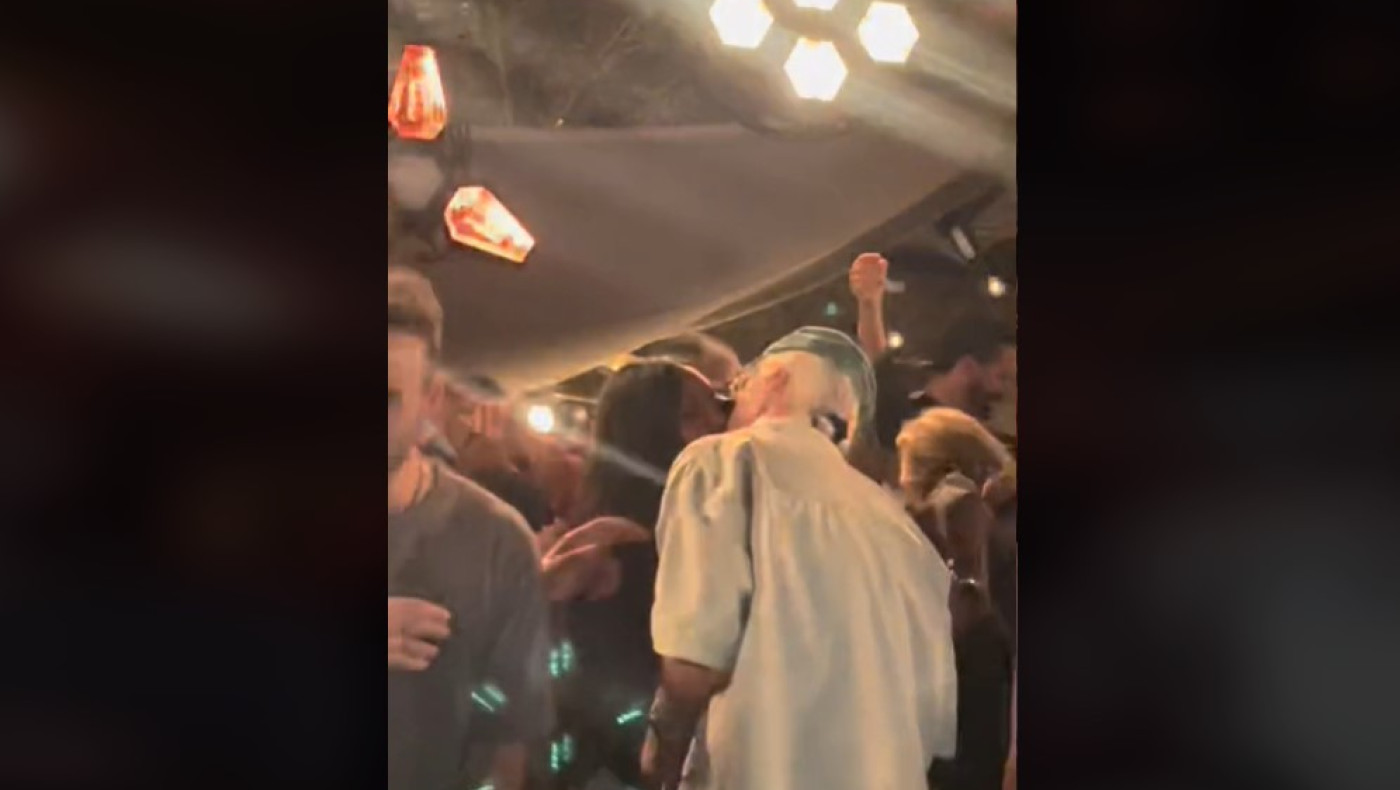 Ναόμι Κάμπελ: «Φάσωσε» τον dj σε κλαμπ της Μυκόνου