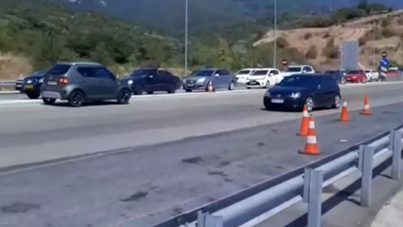 Εγνατία Οδός: Διακινητής μεταναστών οδηγούσε ανάποδα και έσπασε μπάρα διοδίων