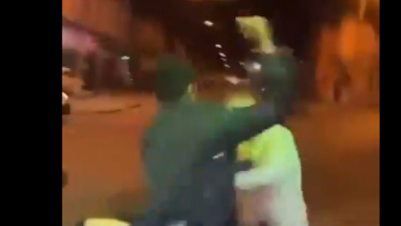 Προσοχή σκληρό βίντεο: Μαχαίρωσαν άνδρα που είχε βγει βόλτα με το παιδί του