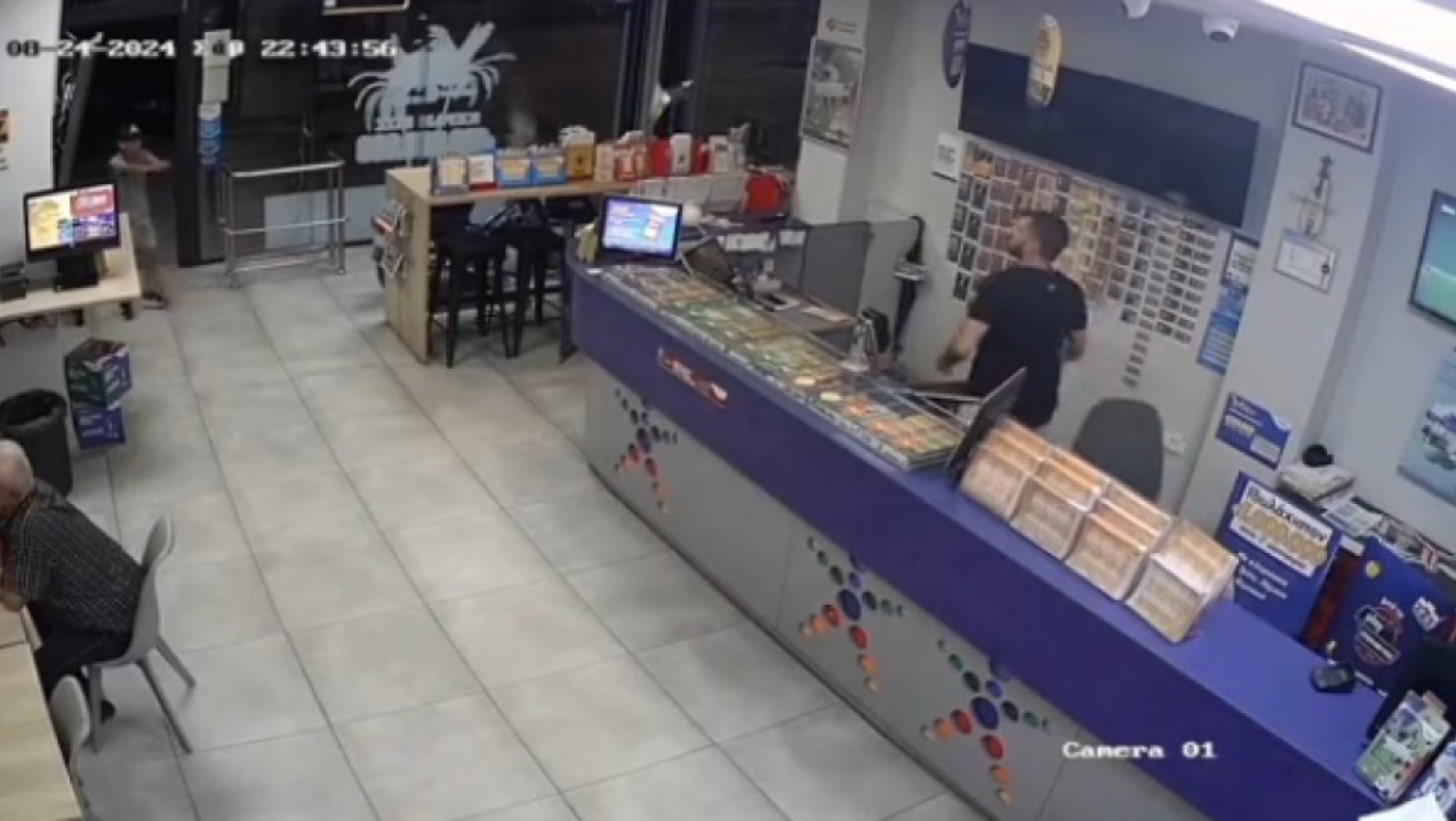 Πήγαν να μπουκάρουν στο μαγαζί του και τους πήρε στο κυνήγι «Όταν έρχονται για ληστεία, αλλά έχω νεύρα από γκέλα της ΑΕΚ!»  (VIDEO)