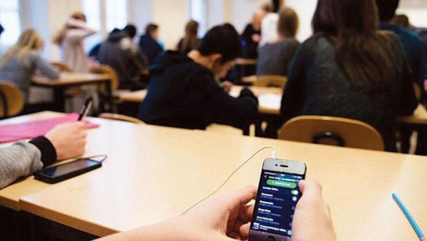 800 αποβολές μαθητών για κινητά στα σχολεία μέσα σε 10 μέρες