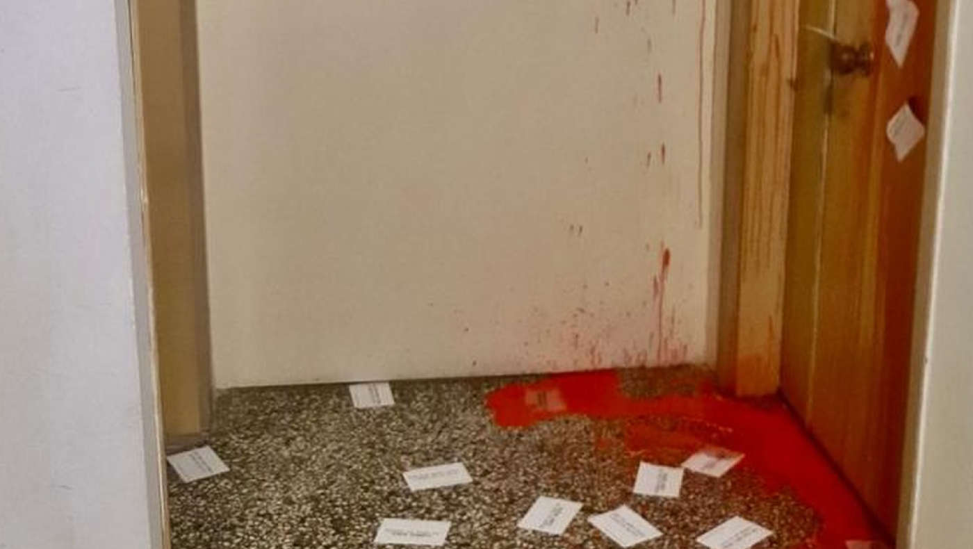 Έλενα Ράπτη: Πέταξαν μπογιές και τρικάκια στο πολιτικό της γραφείο