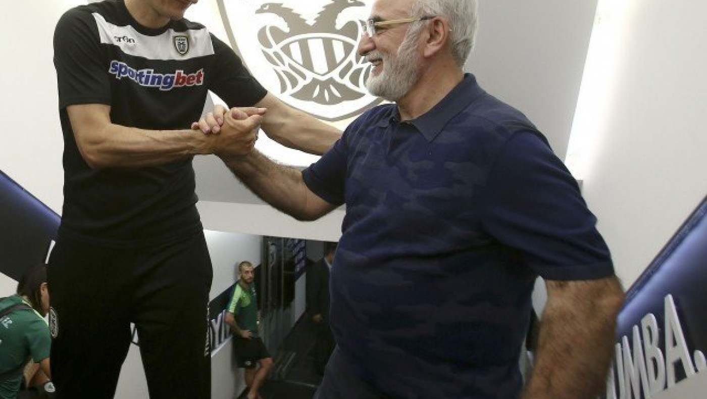 Τον           πήρε      από το         χέρι ο Ιβάν!