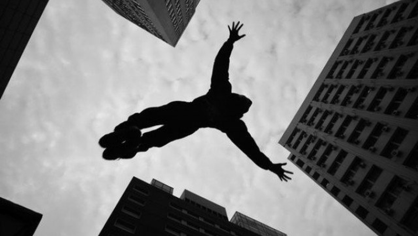 Θεσσαλονίκη: 24χρονη βούτηξε στο κενό από τον 4ο όροφο!