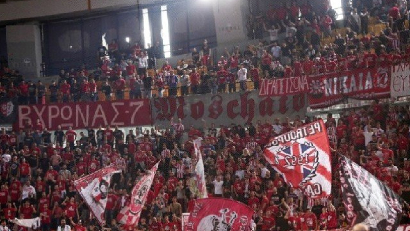 BREAKING NEWS: Πετροπόλεμος έξω από το ΣΕΦ μεταξύ ΜΑΤ και Ολυμπιακών