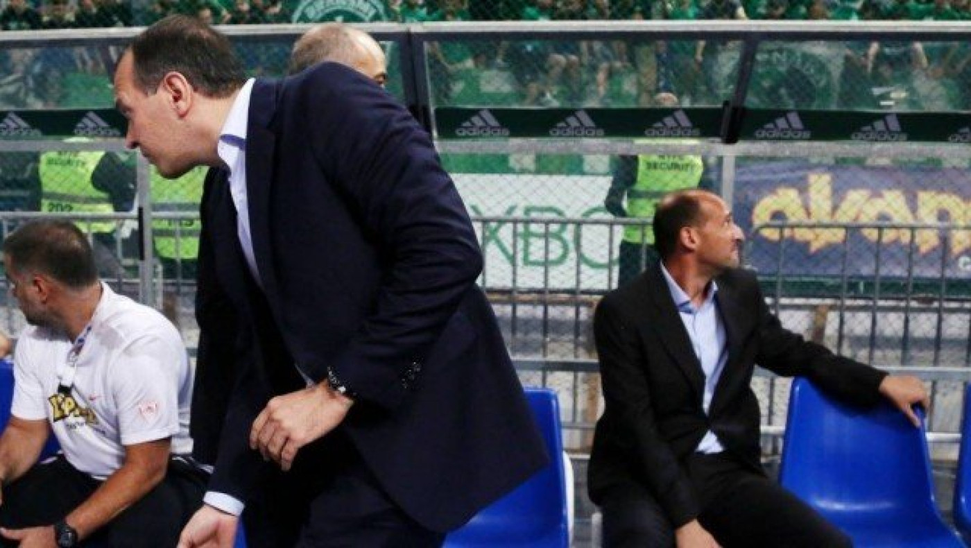 Κροτίδες στον πάγκο του Ολυμπιακού, χτύπησε ο Σφαιρόπουλος