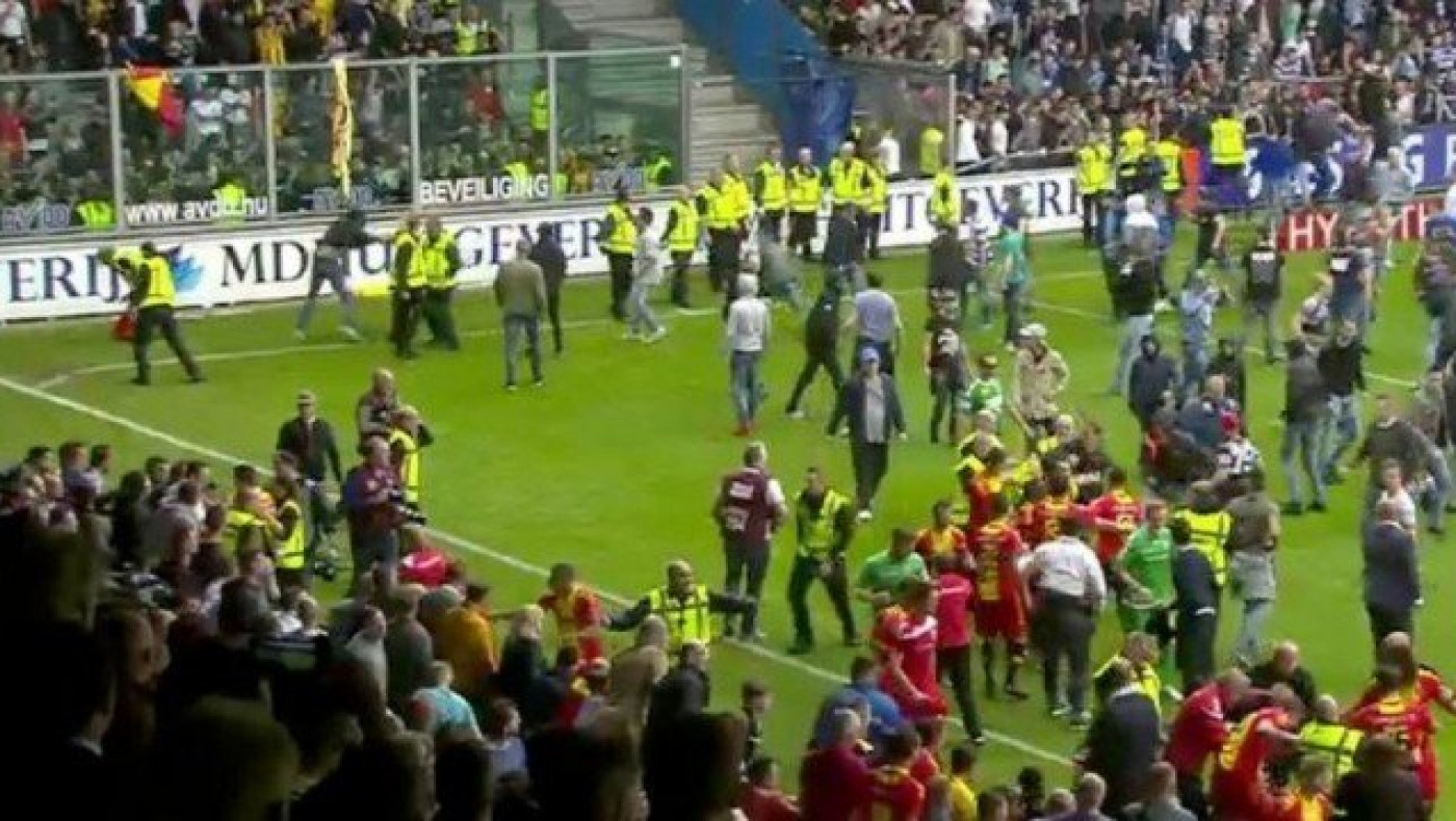 Δεν άντεξαν τον υποβιβασμό και εισέβαλαν στον αγωνιστικό χώρο (vid)