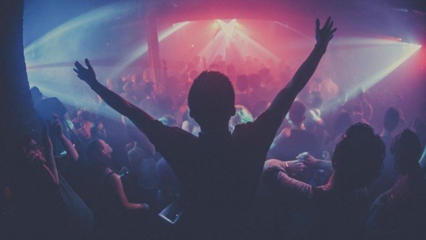 ΣΟΚ! Έκανε στοματικό σεξ σε τρεις άνδρες στη μέση της πίστας!