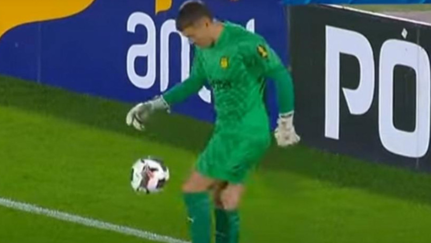 Ουρουγουάη: Ο γκολκίπερ της Πενιαρόλ έκανε... τσιλικάκια και προκάλεσε σύρραξη