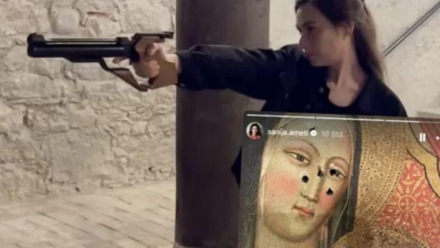 Σάλος! Μουσουλμάνα πολιτικός πυροβολεί εικόνα του Χριστού και της Παναγίας! (pics)