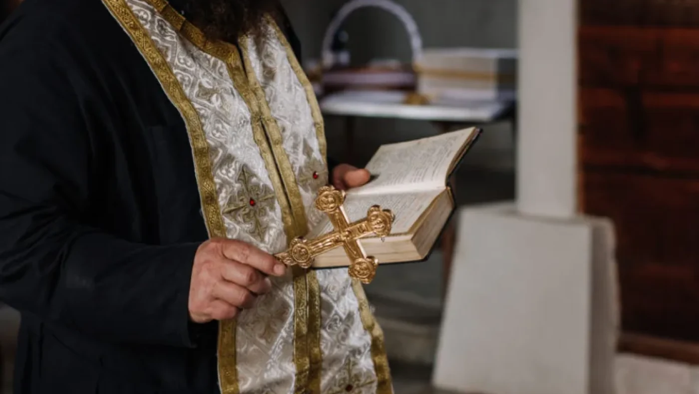 Χανιά: «Θα με υπακούς, θα είμαι ο Θεός σου»-Οι διάλογοι σοκ του κακοποιητή ιερέα με την σύζυγό του