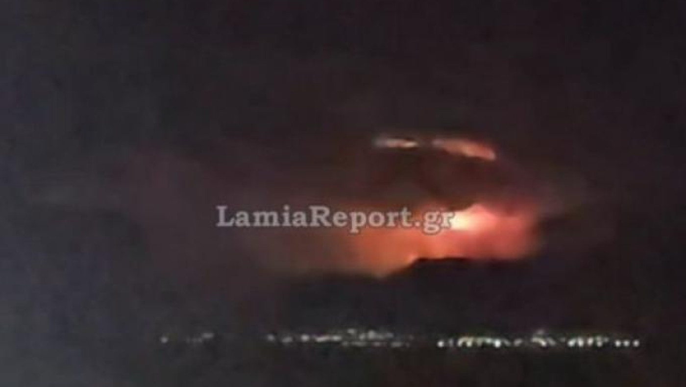 Εύβοια: Εντυπωσιακό βίντεο με αστραπές να «βάφουν» κόκκινο τον ουρανό