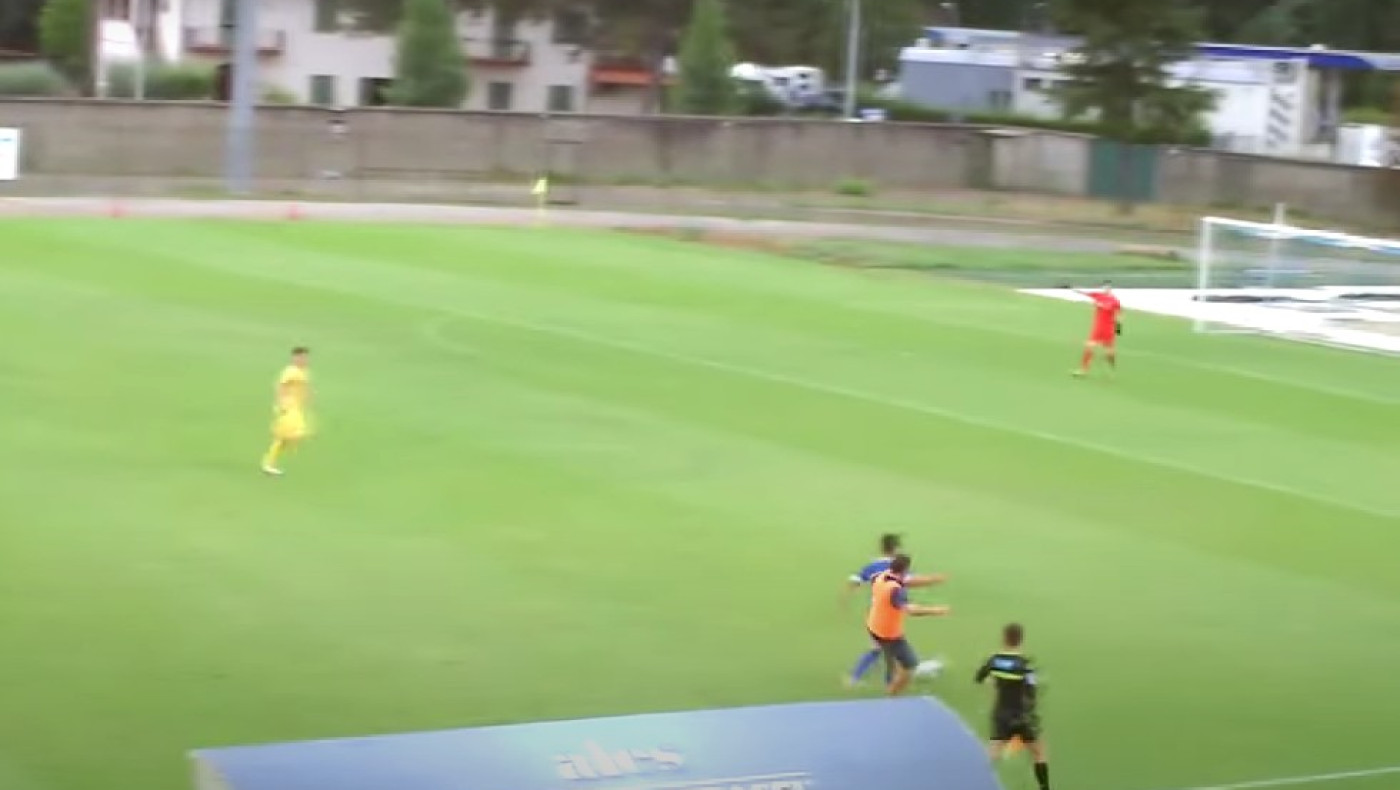 Επικό σκηνικό στην Ιταλία: Προπονητής μπήκε στο γήπεδο για να αποτρέψει αντεπίθεση! (vid)