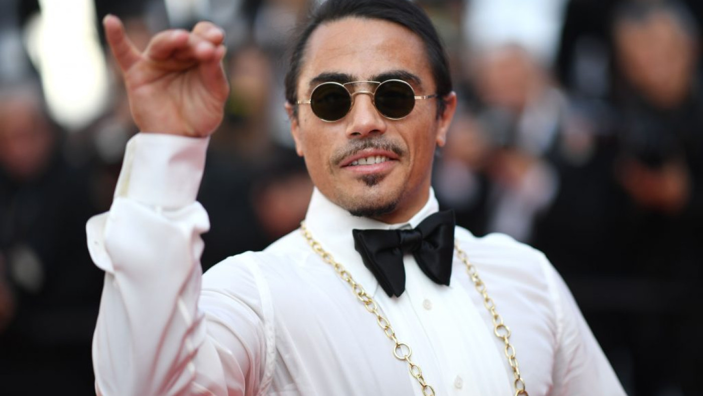 Salt Bae: Πόσταρε λογαριασμό πελάτη από εστιατόριό του και οι τιμές εξοργίζουν