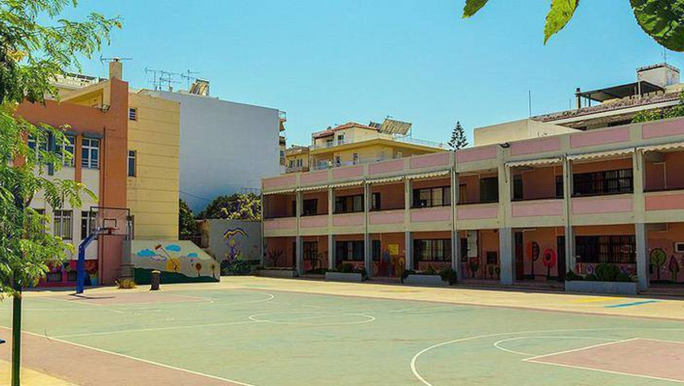 Αττική: Δημοτικό σχολείο επαναφέρει τις σχολικές ποδιές!