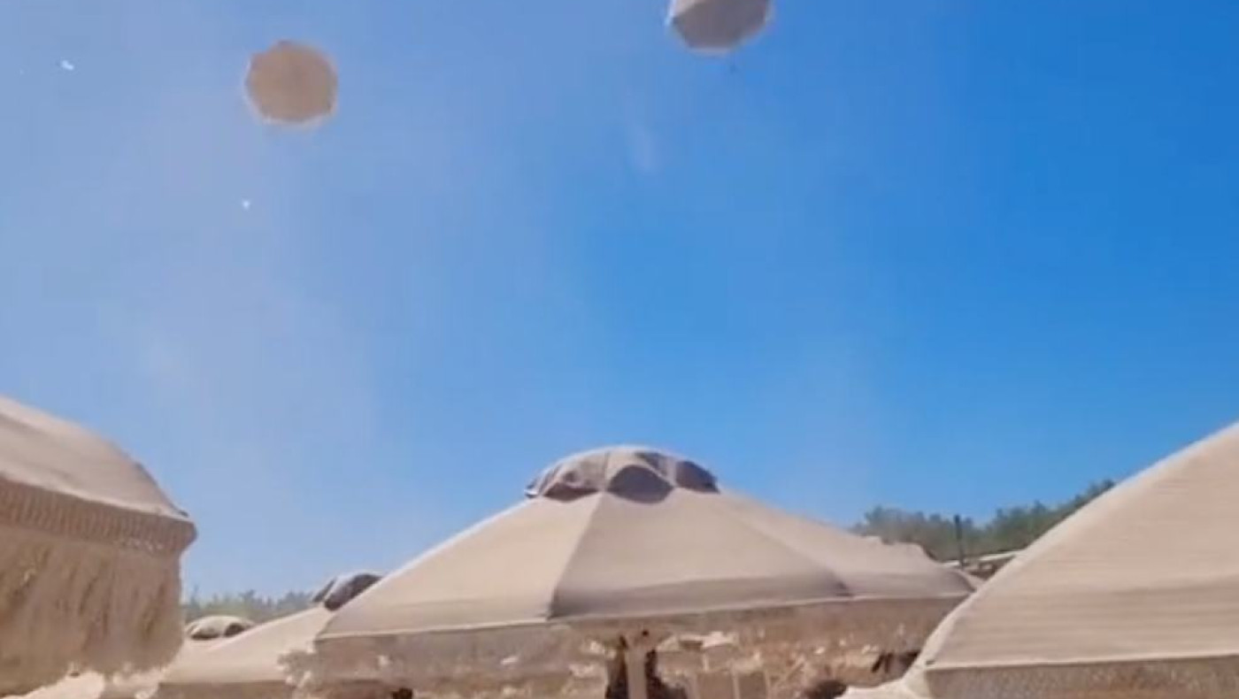 Χαλκιδική: Ανεμοστρόβιλος σήκωσε ομπρέλες σε beach bar