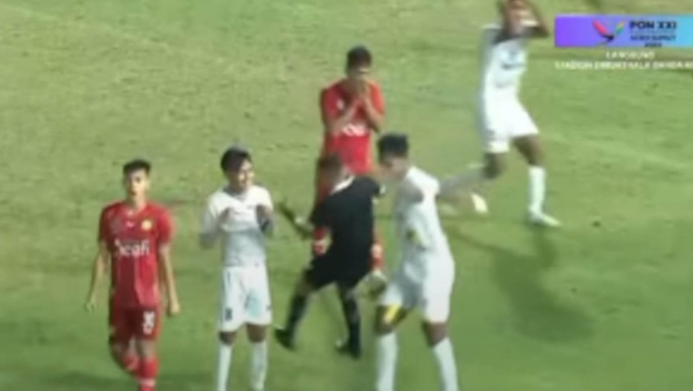 Απίστευτο σκηνικό: Έριξε γροθιά στον διαιτητή για ανύπαρκτο πέναλτι (vid)