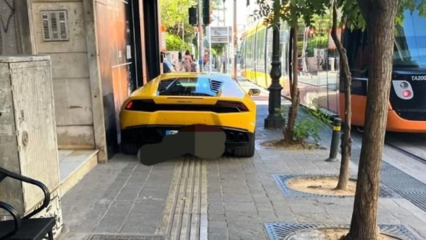 Πειραιάς: Πάρκαρε Lamborghini πάνω σε πεζοδρόμιο και οδηγό τυφλών!