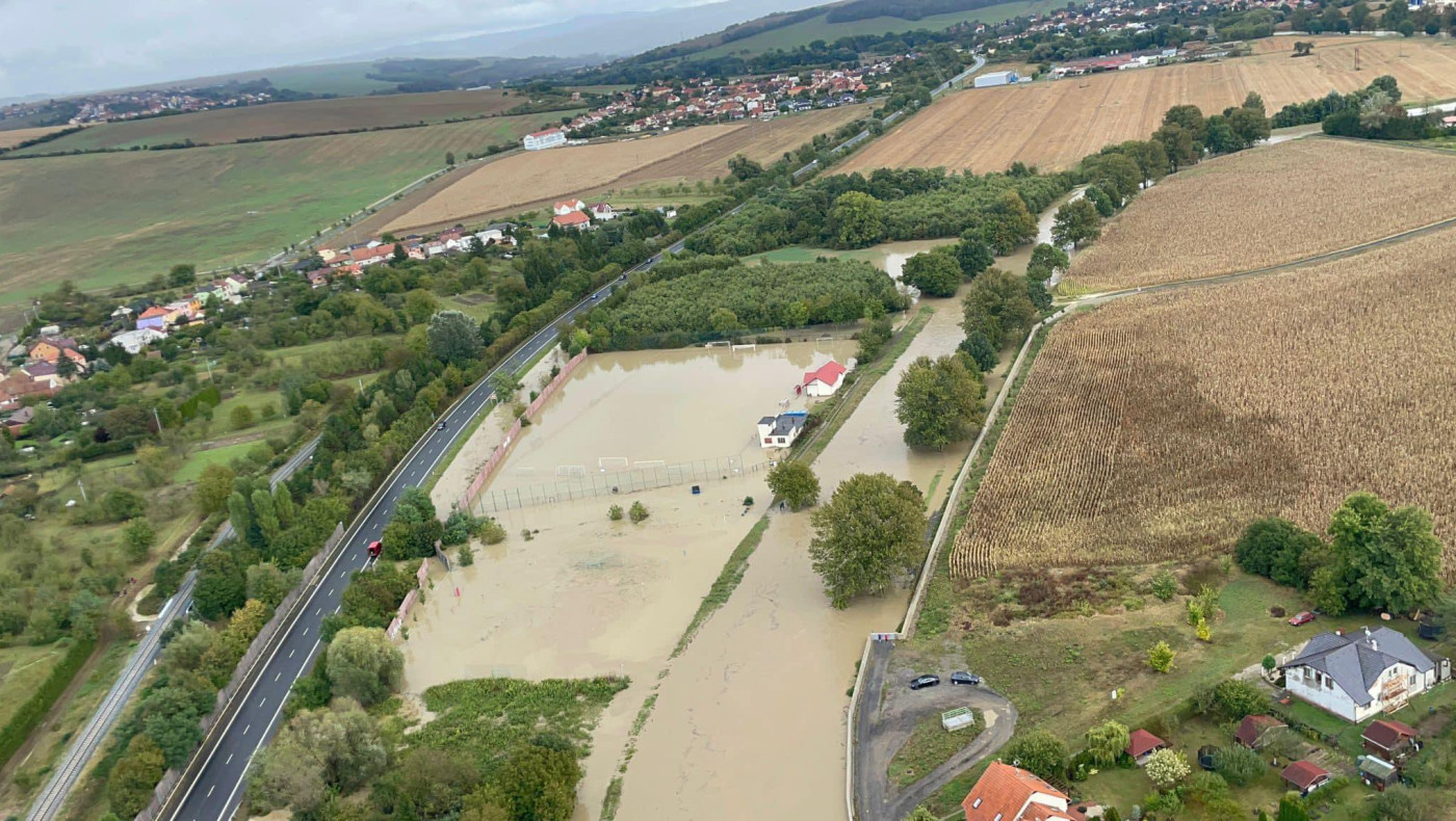 «Πισίνες» τα γήπεδα στην Τσεχία, χαμός από την κακοκαιρία