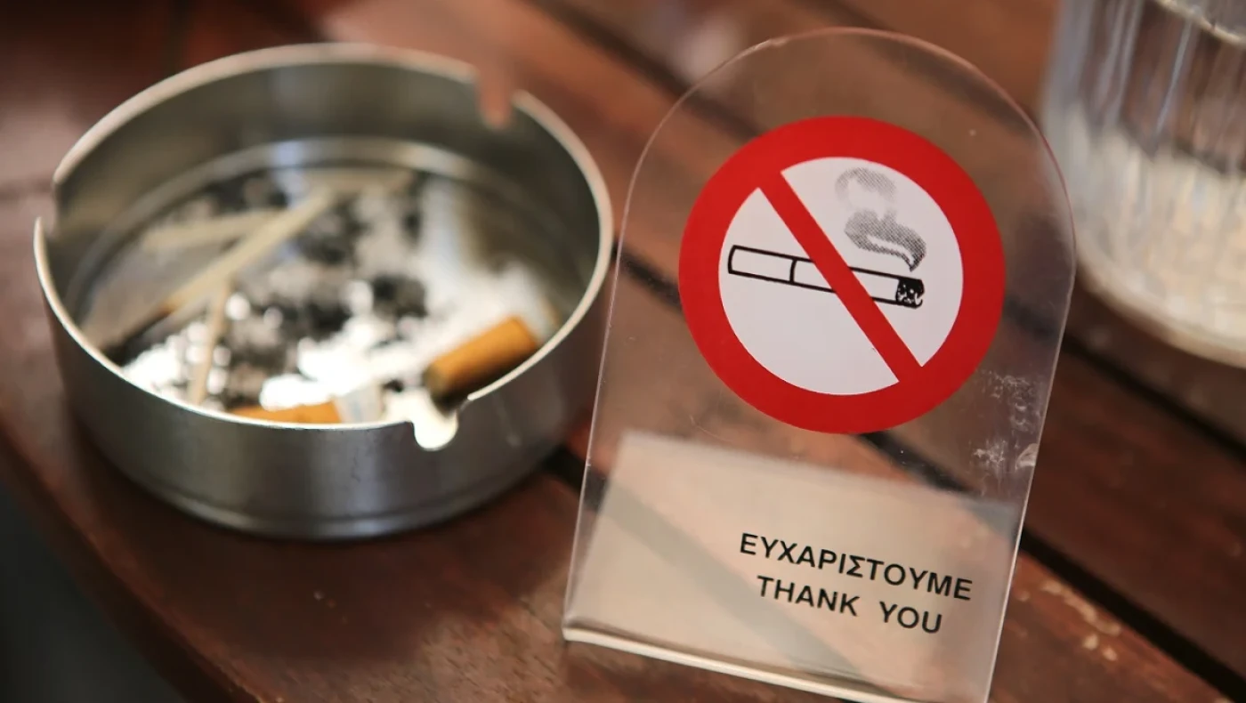 Κομισιόν: Απαγόρευση του καπνίσματος και σε εξωτερικούς χώρους
