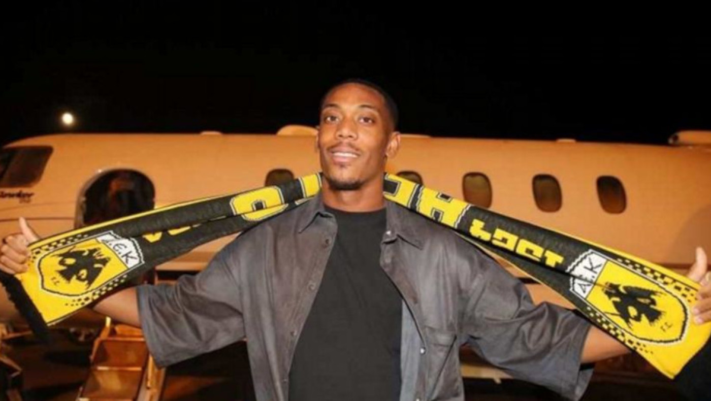 ΑΕΚ: «Πάτησε» Αθήνα ο Μαρσιάλ- Ντελίριο από τους οπαδούς (vid)