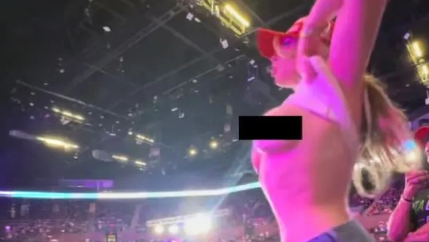 Έδειξε το στήθος της για τον Τραμπ: Xοροπηδούσε ημίγυμνη για να τη δει