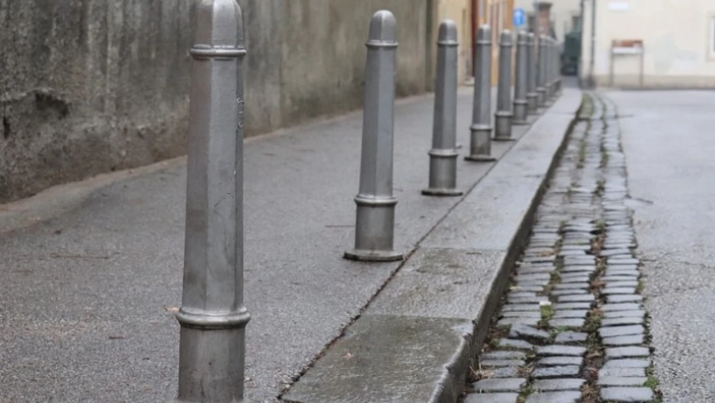 Η... εκδίκηση στον γείτονα που βίδωσε κώνους στον δρόμο για να μην παρκάρουν