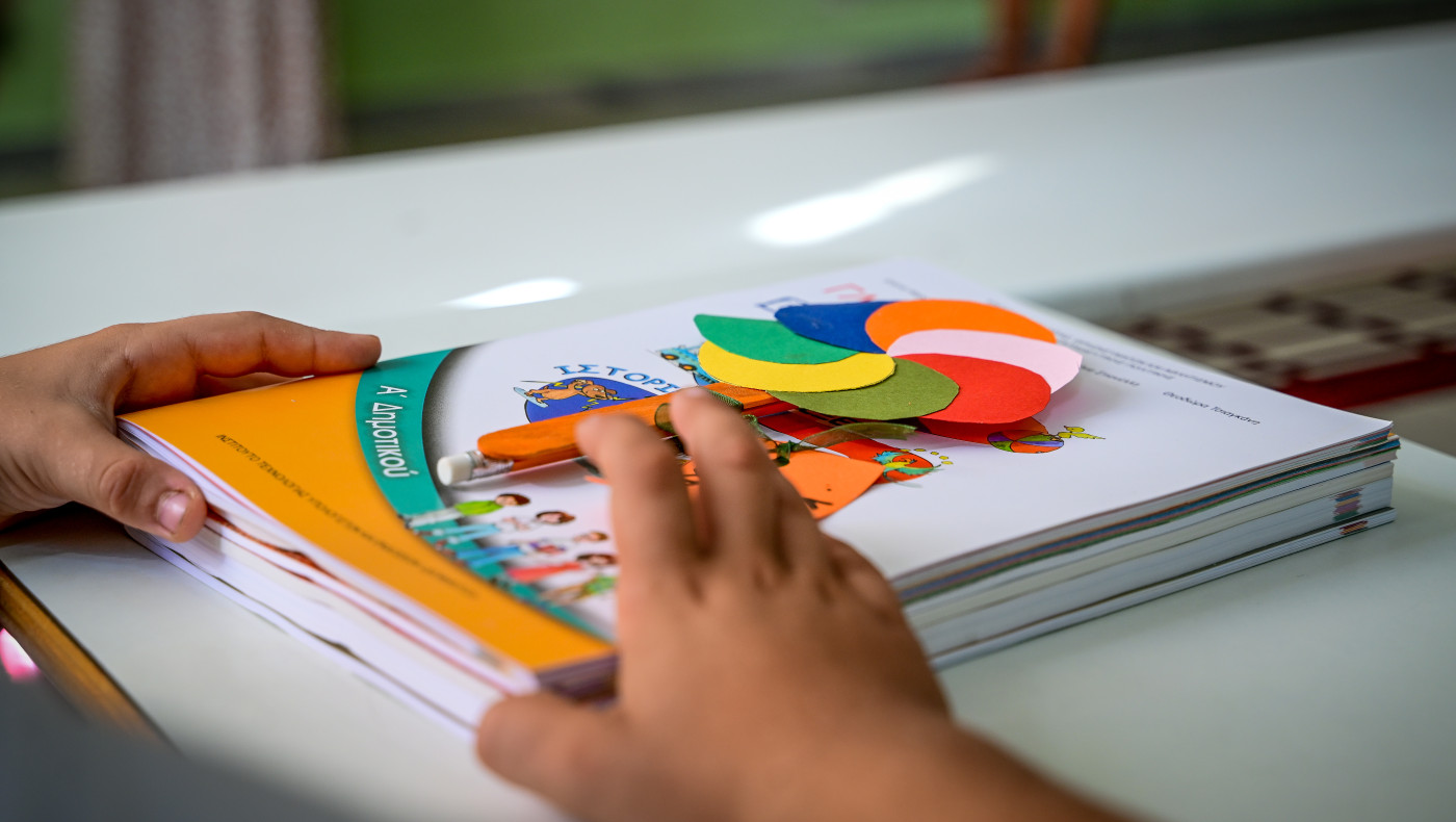 Θεσσαλονίκη: Ρωγμές, και τρύπες σε αυλή Δημοτικού στην Καλαμαριά