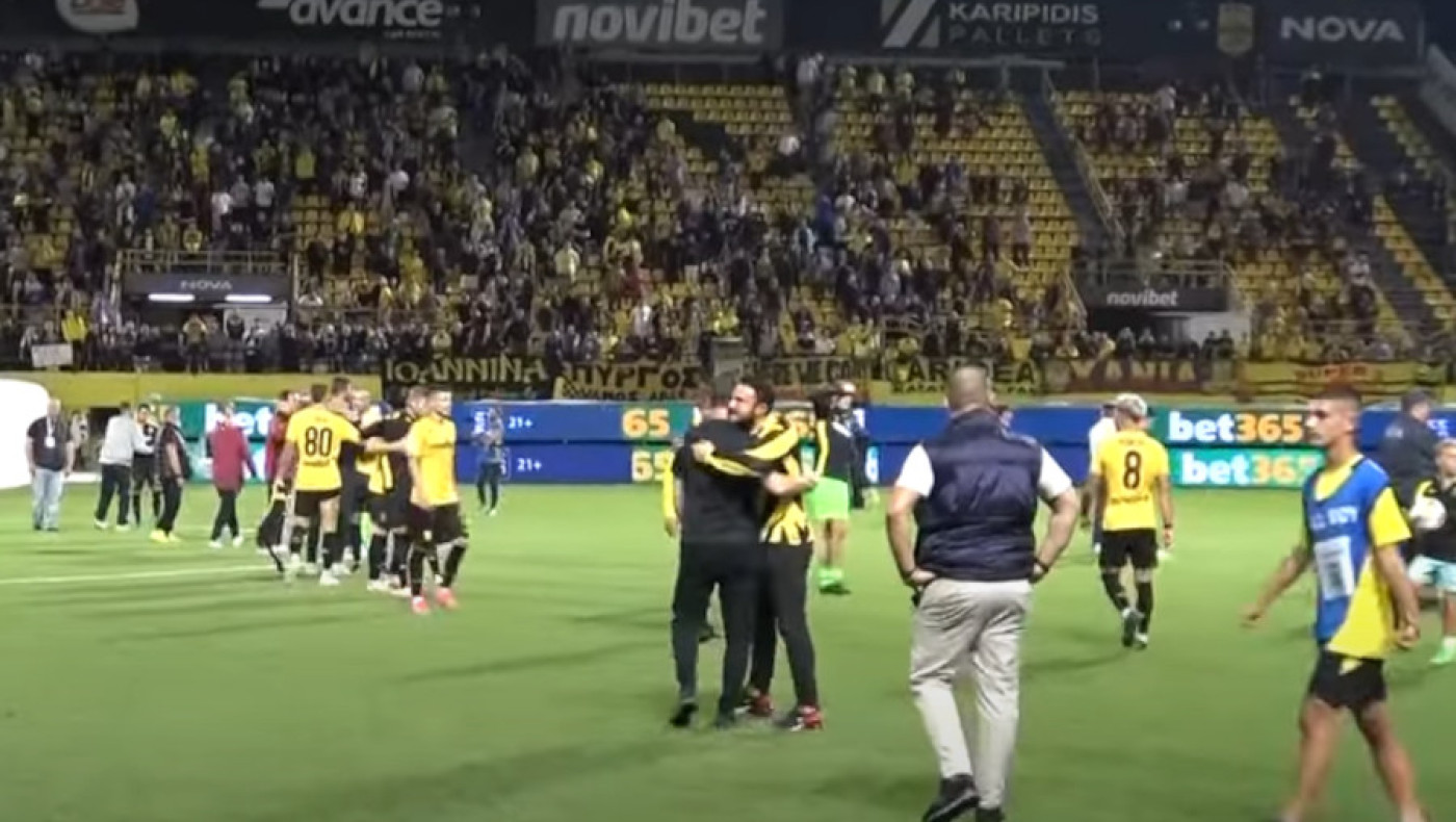 Άρης: Το «χέρι» του Καρυπίδη σε Μάντζιο και η αγκαλιά μετά τον θρίαμβο επί του Ολυμπιακού