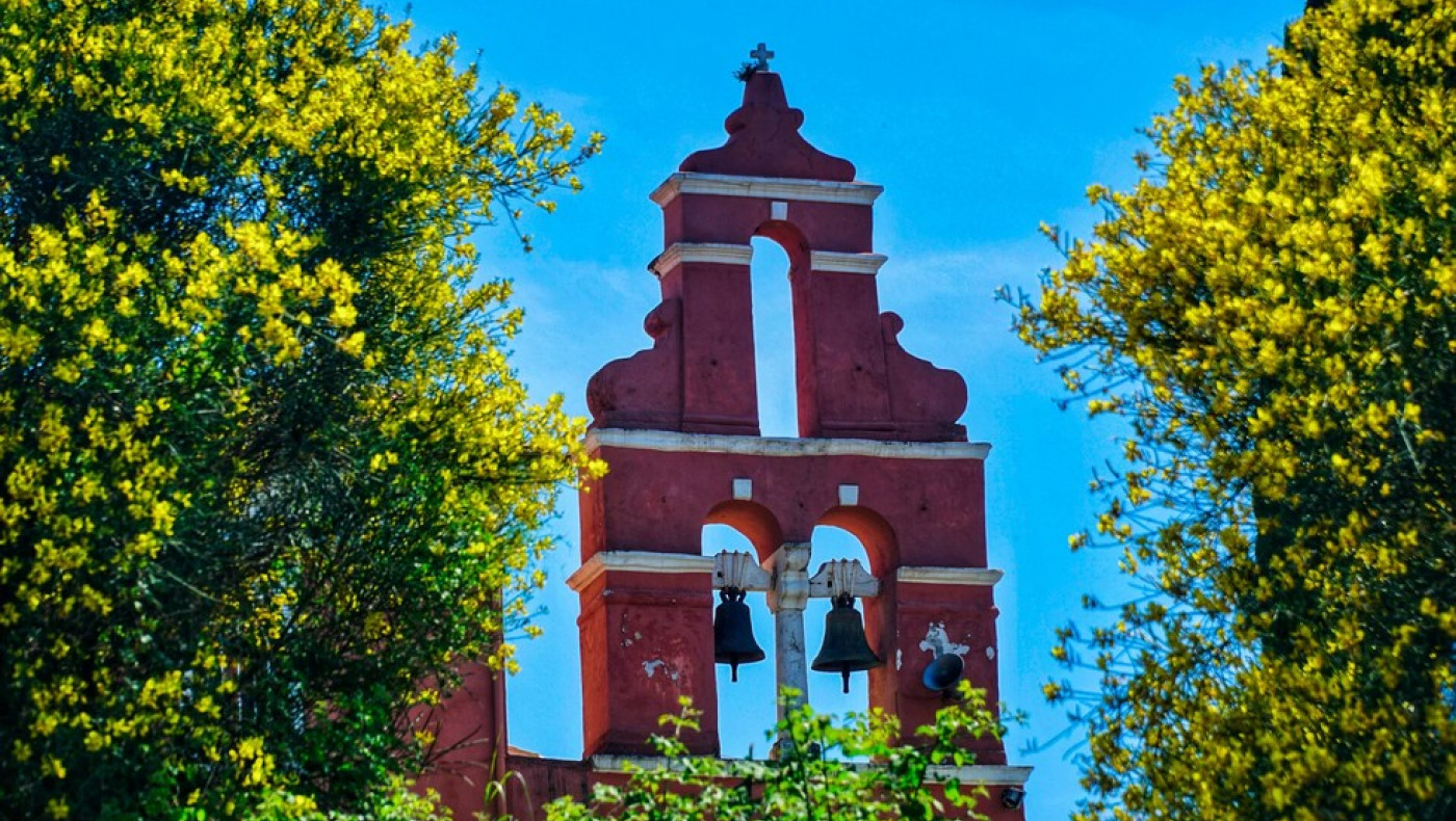 Θρησκευτικά: Εκκλησία χωρίς... σταυρό στο εξώφυλλο του βιβλίου της Γ' Γυμνασίου