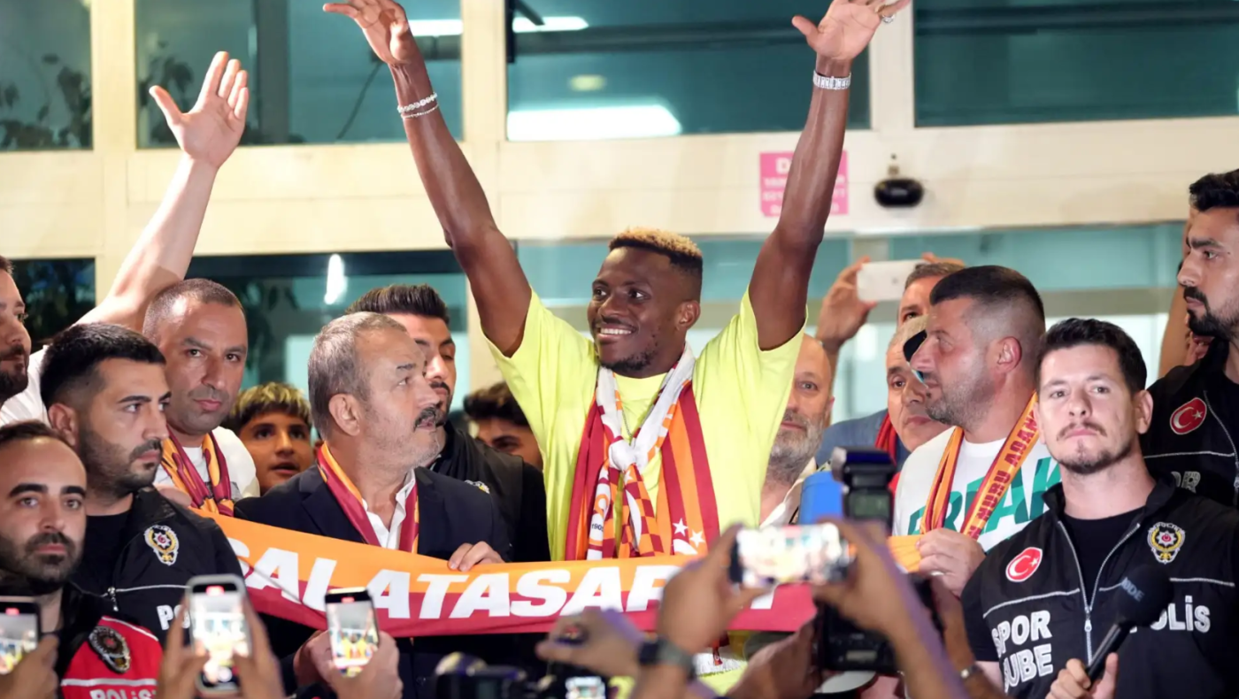 Γαλατάσαραϊ: «Τρέλα» στην άφιξη Οσίμεν στην Κωνσταντινούπολη (vid)