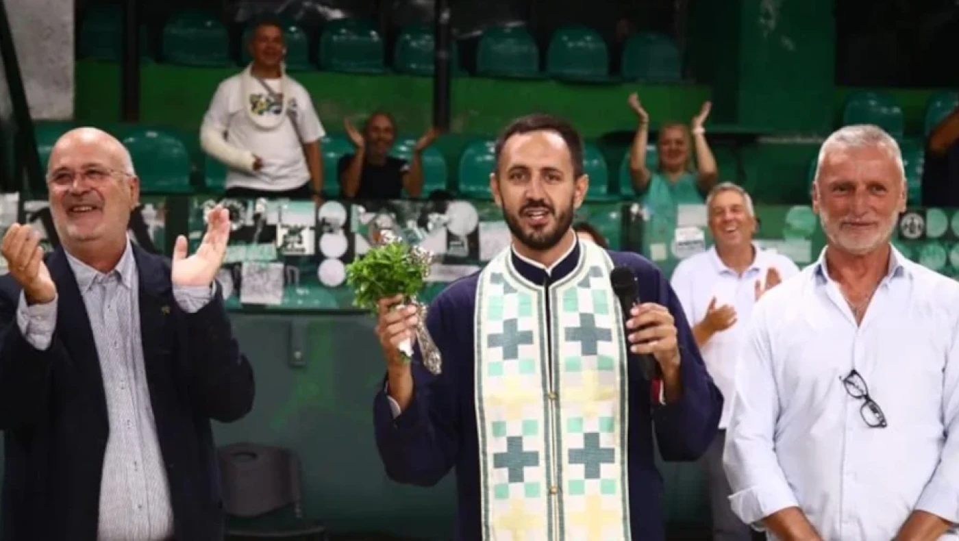 Παναθηναϊκός: Ο ιερέας που έγινε viral-Τέλεσε τον αγιασμό και άρχισε τα συνθήματα (vid)