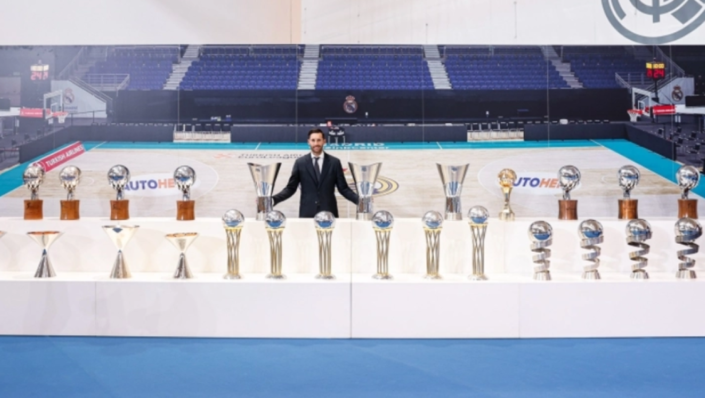 Ρούντι Φερνάντεθ: Αποχαιρέτησε τα... παρκέ ποζάροντας μαζί με τις 26 κούπες του!