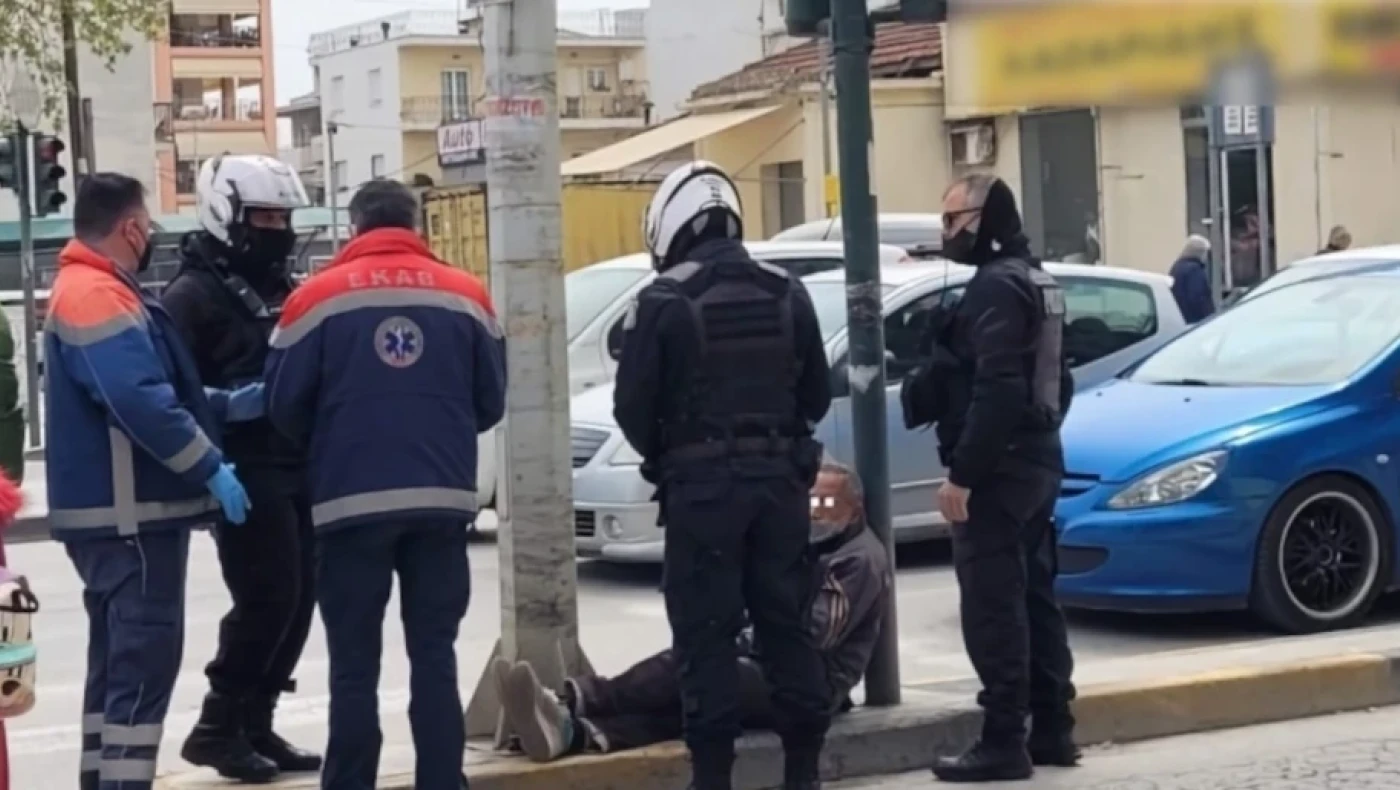 Λάρισα: Μεθυσμένος ξάπλωσε στη μέση του δρόμου και διέκοψε την κυκλοφορία