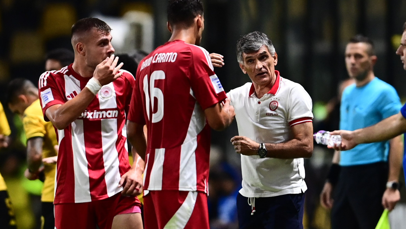 Ολυμπιακός: Σκέφτεται τριάδα στην άμυνα με Λιόν ο Μεντιλίμπαρ