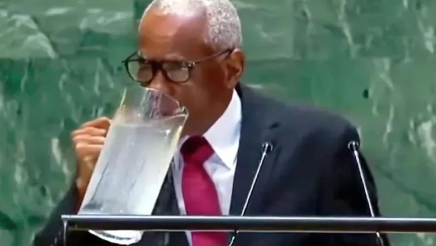 ΕΠΟΣ: Ο πρόεδρος της Αϊτής ήπιε νερό από την κανάτα στη Συνέλευση του ΟΗΕ!