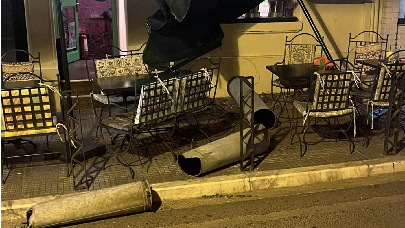 Θεσσαλονίκη: Φουγάρο οικοδομής έπεσε σε... τραπεζοκαθίσματα!