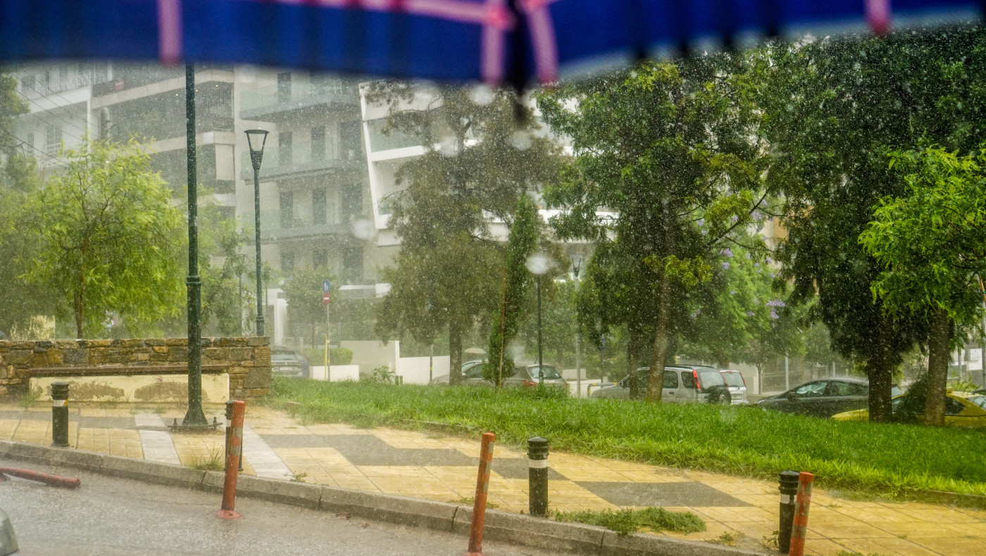 Καιρός: Έρχεται... χειμώνας από αύριο - Πού αναμένονται ισχυροί άνεμοι και καταιγίδες