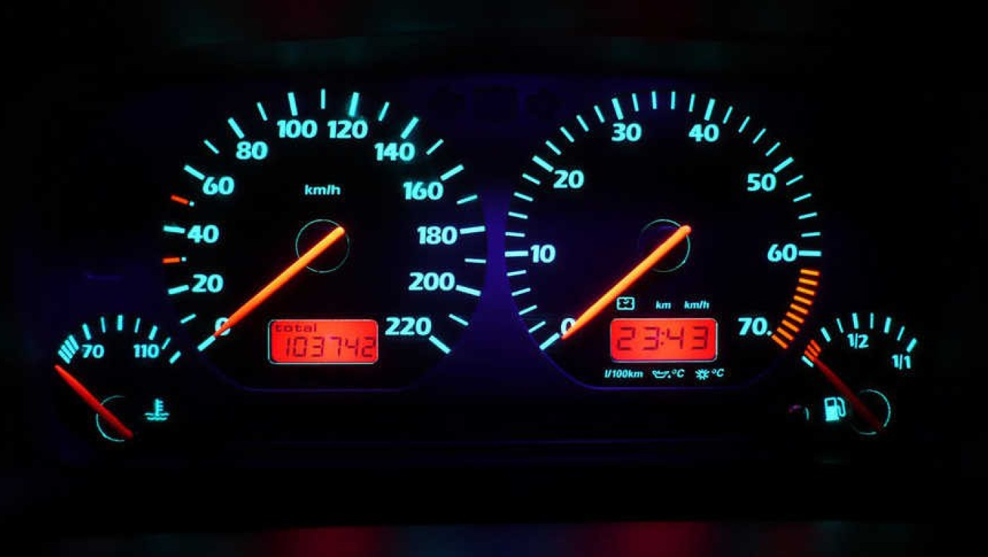 Google Maps: Γιατί δείχνουν διαφορετική ταχύτητα από το κοντέρ του αυτοκινήτου-Ποια ένδειξη είναι σωστή