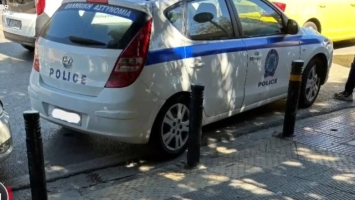 Περιπολικό πάρκαρε σε ράμπα ΑμεΑ μπροστά από τα δικαστήρια της Ευελπίδων