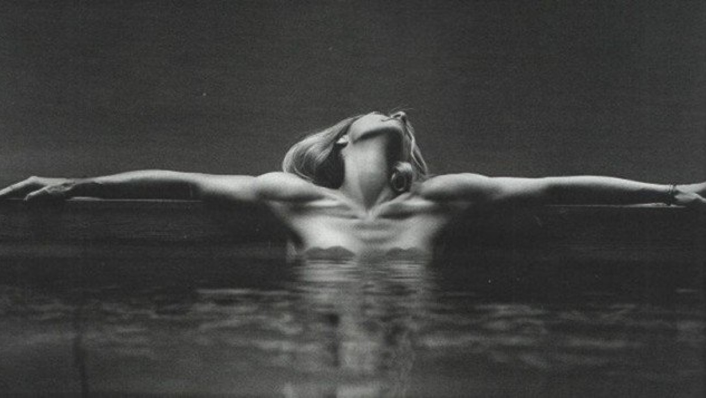 Βούτηξε στην πισίνα και φωτογραφήθηκε η Ντορέττα! (pics)