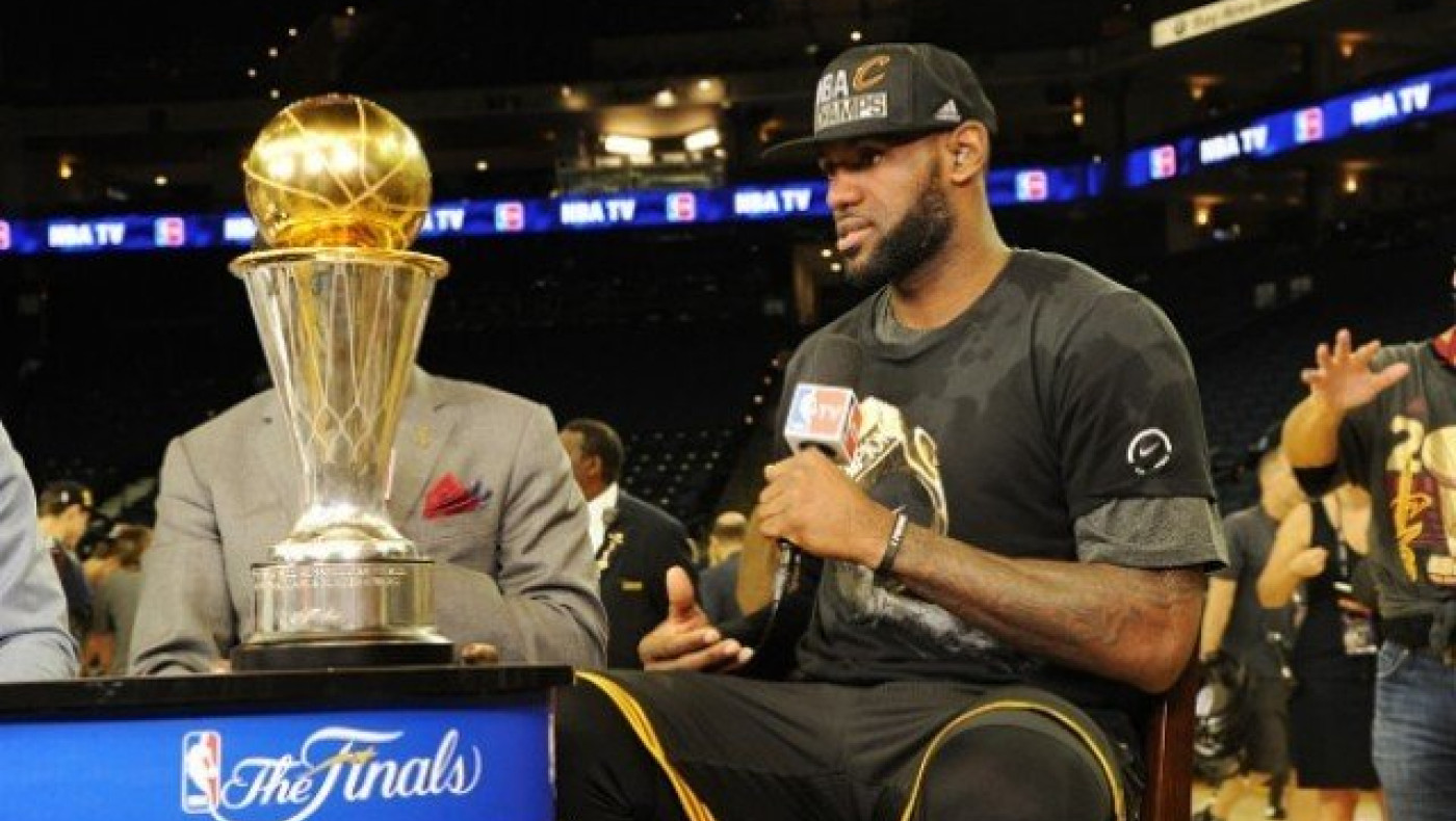 (Επι)Μένει   Καβαλίερς      ο      Λεμπρόν      Τζέιμς