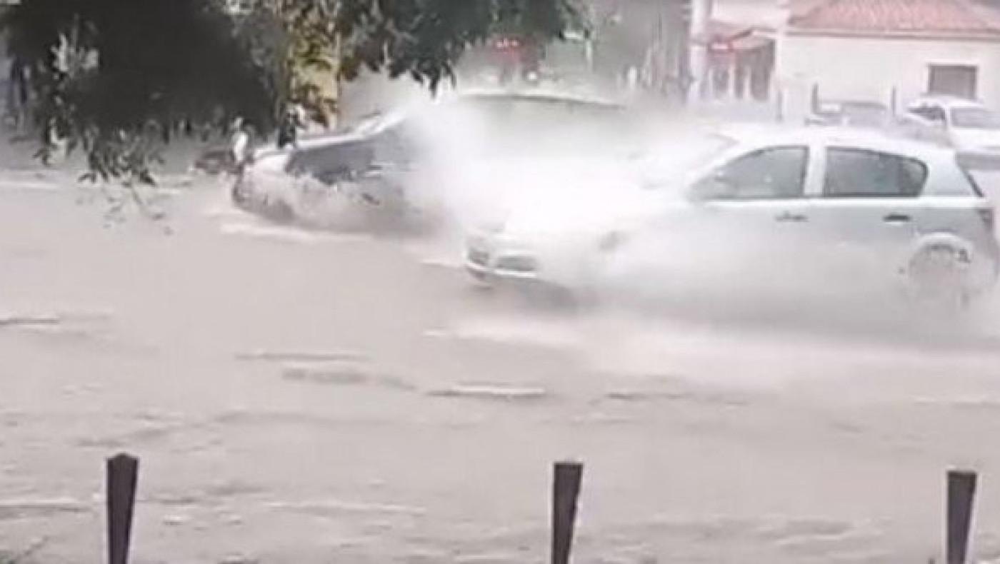 «Ανόητος» οδηγός προσπαθεί να προσπεράσει και η...βροχή τον τιμωρεί