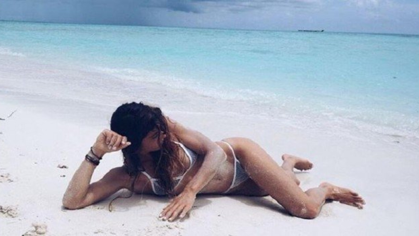 Η Έφη Βρακά δαμάζει τα κύματα με τη σανίδα της! (pics)