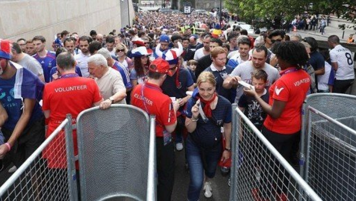 Ο Γάλλος που έβγαλε σέλφι πριν τον αγώνα με τη Ρουμανία (Pic)