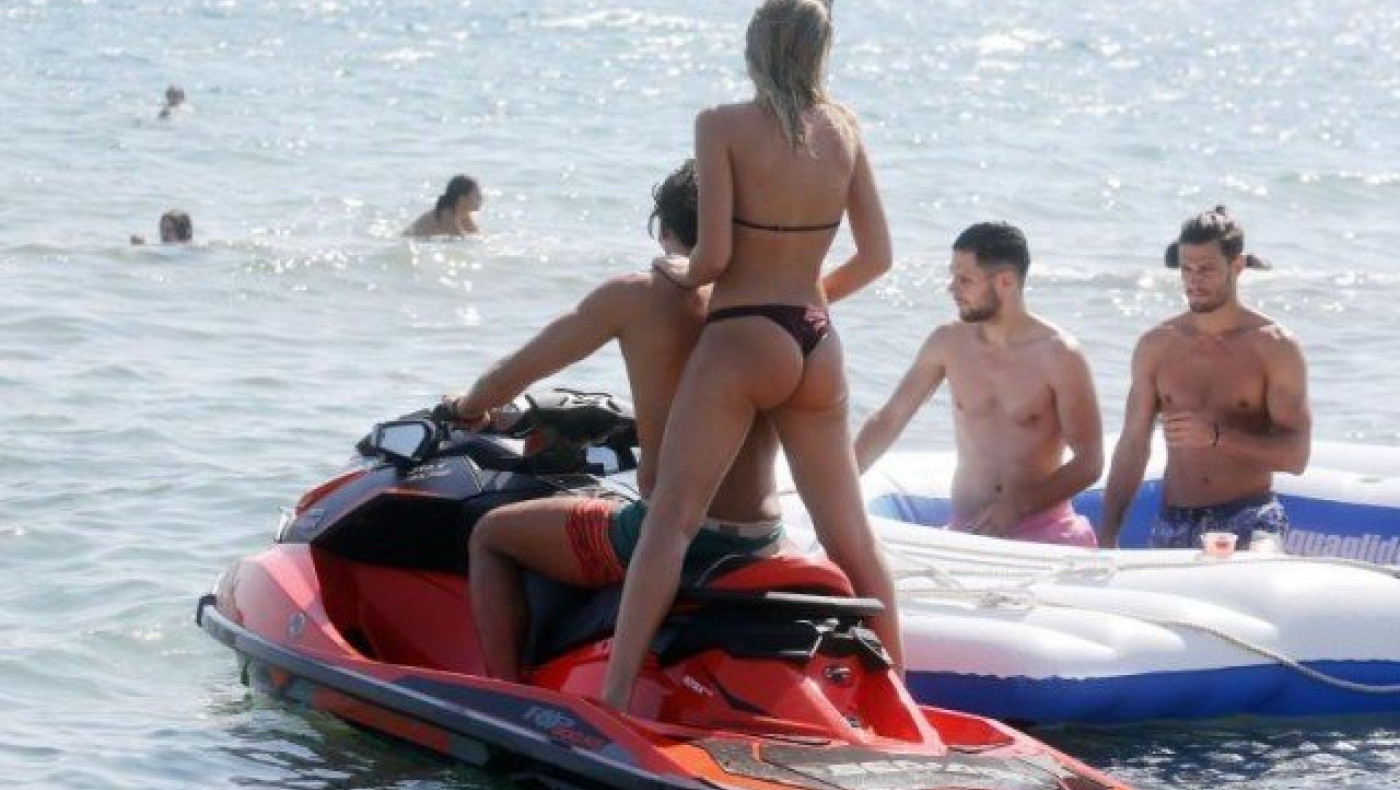 H Σταρ Ελλάς φόρεσε Brazil και πήγε για μπάνιο! (pics)