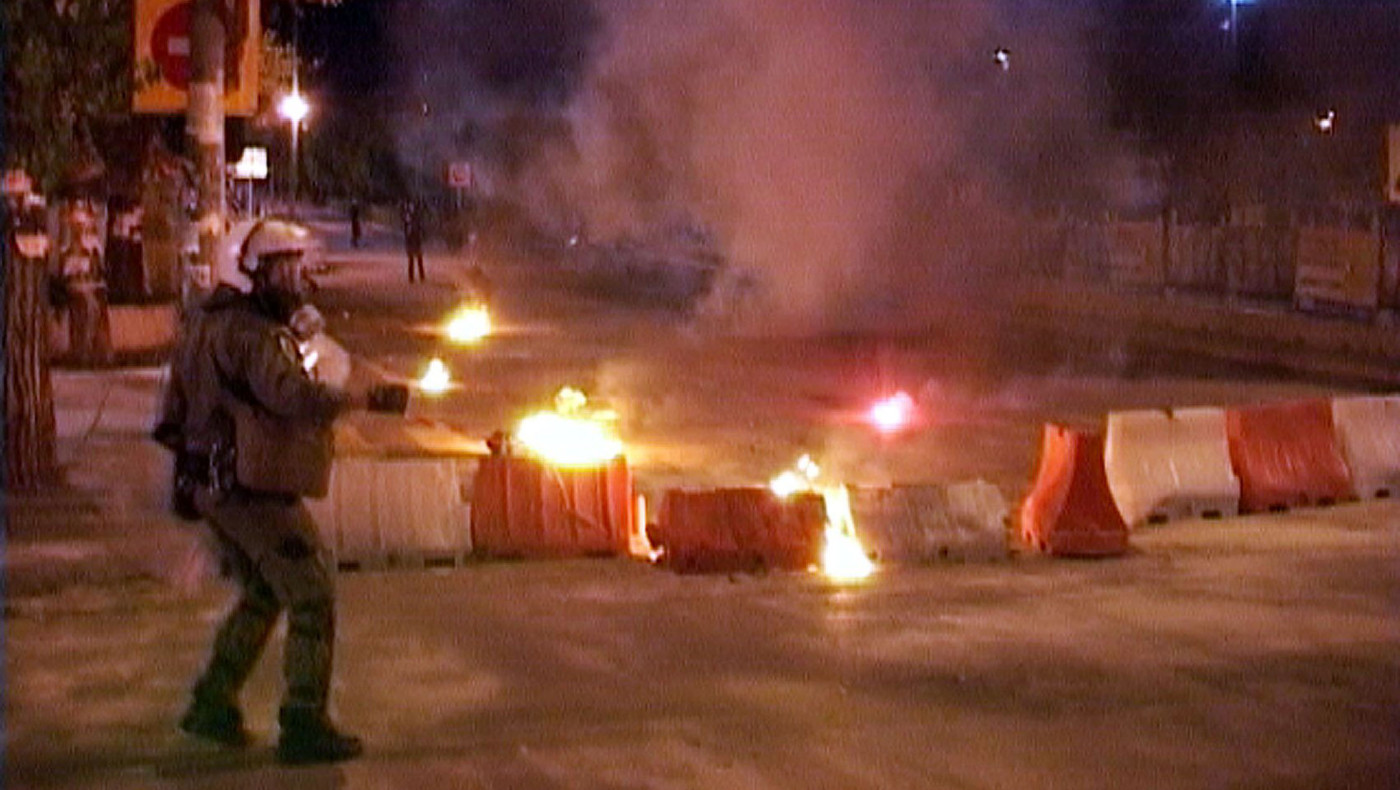 Θεσσαλονίκη: Επίθεση κουκουλοφόρων με μολότοφ κατά των ΜΑΤ στο ΑΠΘ