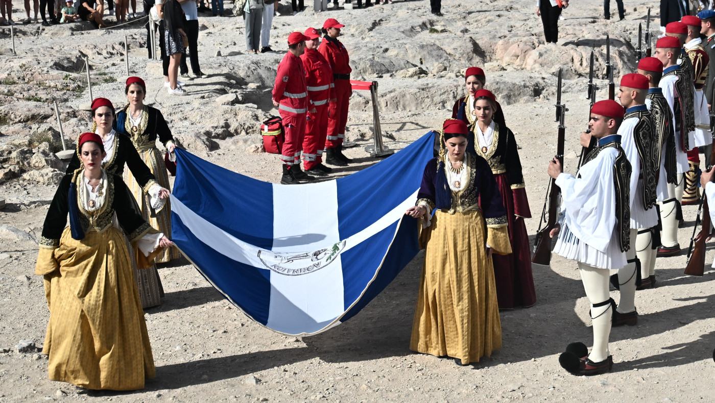 Αθήνα: Η έπαρση της σημαίας στην Ακρόπολη για την απελευθέρωση από τους Ναζί