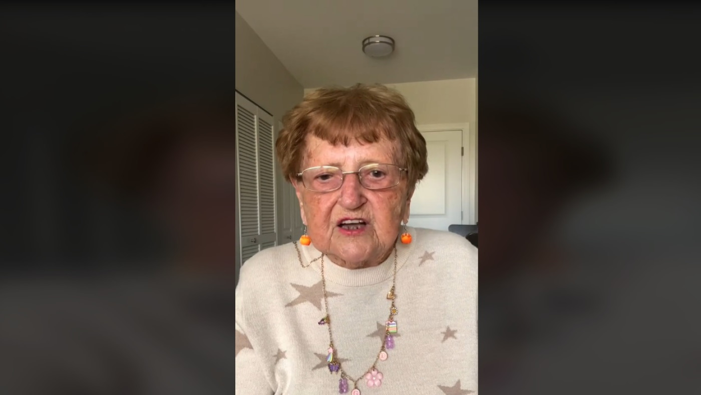 94χρονη χώρισε τον σύντροφό της και ψάχνει τον επόμενο!